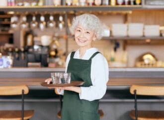札幌の高齢者ホームで“家の味”喫茶店オープン　シニアたちの人生経験が人気に